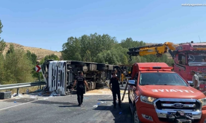 Kontrolden çıkan tır devrildi: 1 ağır yaralı