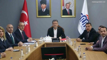 Bakan Yumaklı, zirai donun vurduğu Malatya'da incelemelerde bulundu