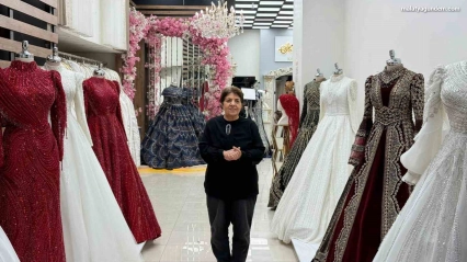 Depremlerde iki iş yeri yıkılan kadın pes etmedi