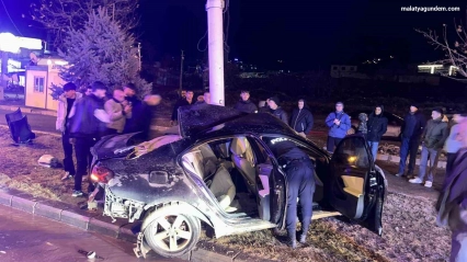 Kontrolden çıkan araç, trambüs direğine çarptı: 1 ağır yaralı