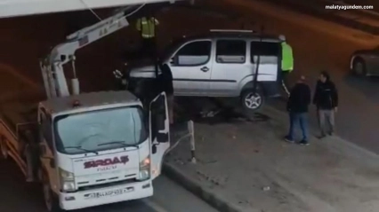 Kontrolden çıkan hafif ticari araç refüje çarptı: 1 yaralı