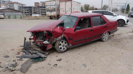 İki araç çarpıştı: 2 yaralı