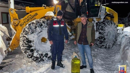 Kardan kapanan yollarda ekipler vatandaşların yardımına koştu