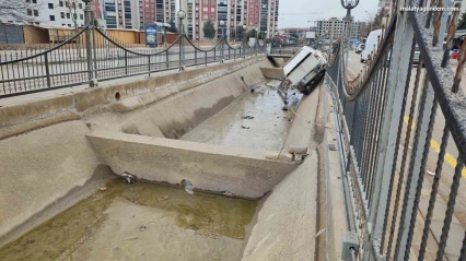 Kontrolden çıkan pikap kanala uçtu