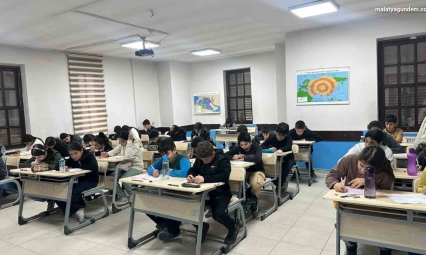 Büyükşehir Eğitim Merkezlerinde yapılan deneme sınavına bin 350 öğrenci katıldı