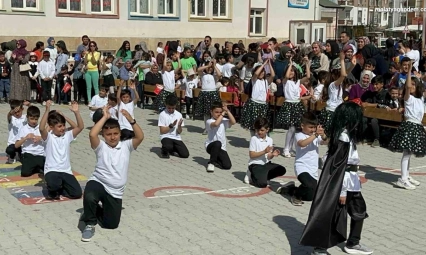 Minikler bayramlarını renkli etkinliklerle kutladı