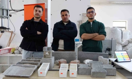 Deprem enkazı beton yola dönüştü