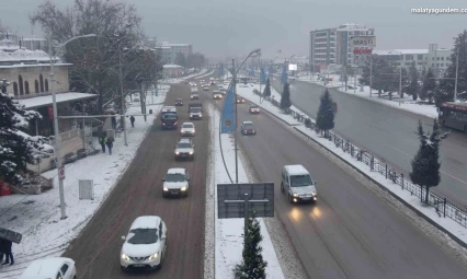 Malatya'da kar yağışı etkili oluyor