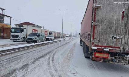 Kar yağışı ulaşımı aksattı