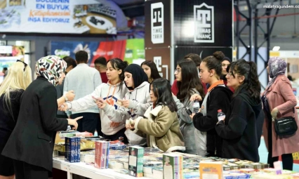 Kitap fuarına 7'den 70'e yoğun katılım