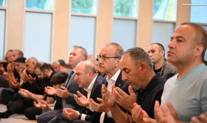 Malatya'da vatandaşlar bayram namazı için camilere akın etti