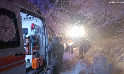 Yolda mahsur kalan vatandaşları belediye ekipleri kurtardı