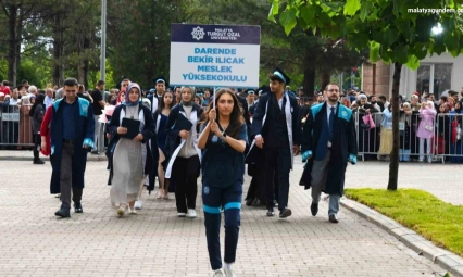 Malatya Turgut Özal Üniversitesi'nde mezuniyet coşkusu