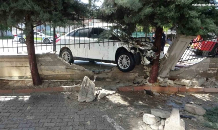 Önce otomobile sonra duvara çarpan araç alev aldı
