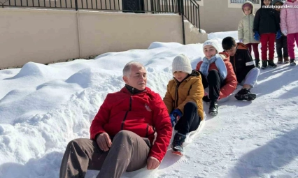 Poşetlerle kayarken sucuk mangala doydular