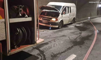 Seyir halindeki minibüs alev aldı