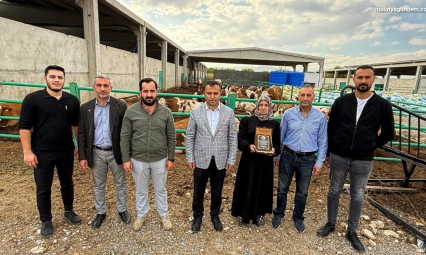 TOBB Malatya Genç girişimciler kurulu tarafından kadın girişimci Hafure Adak'a plaket