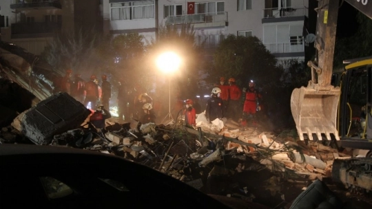 İzmir umut sessizliğine büründü