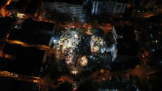 İzmir umut sessizliğine büründü