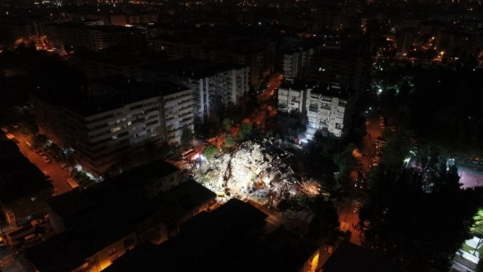 İzmir umut sessizliğine büründü