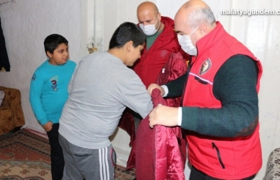 Vefa'lı görevliler yaşlıların yüzünü güldürdü