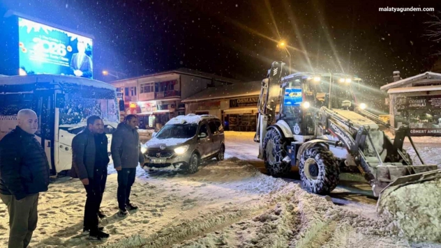 Akçadağ'da kar mesaisi aralıksız devam ediyor