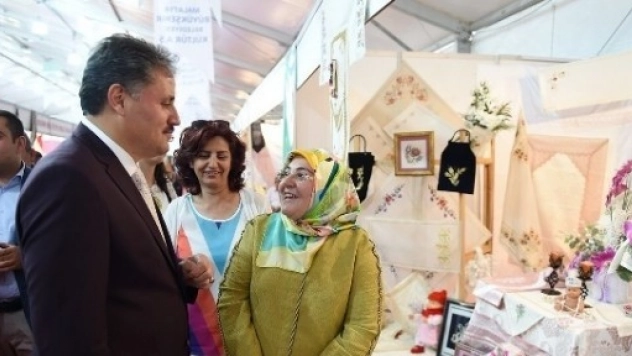 Başkan Çakır, El Emeği Göz Nuru Fuarını Gezdi