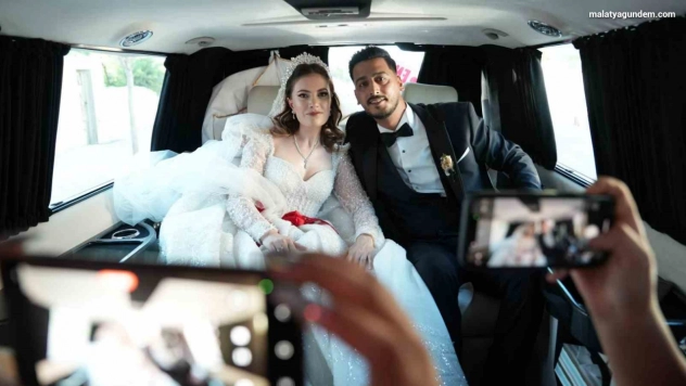 Başkanın makam aracı depremzede çiftin gelin arabası oldu