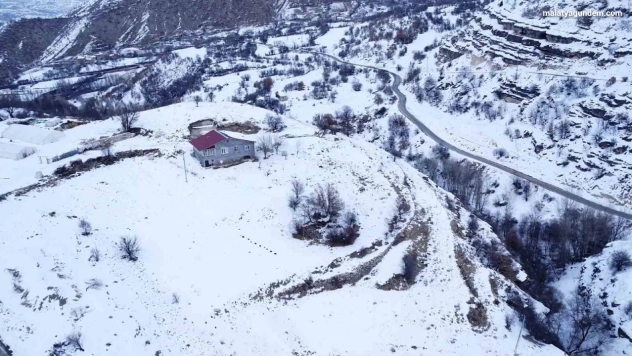 Beyaza bürünen 2 bin rakımdaki mahalleler havadan görüntülendi