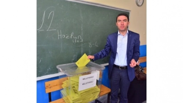 CHP İl Başkanı Kiraz Oyunu Kullandı