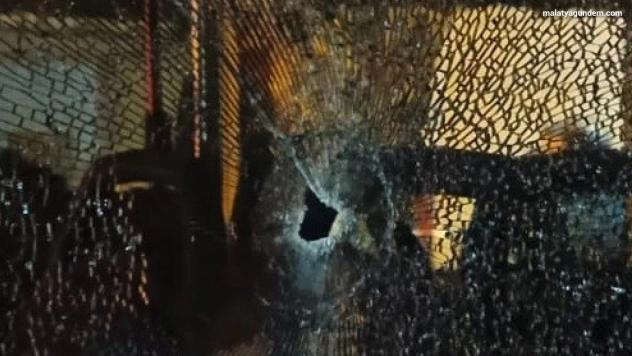 Çok sayıda yolcunun bulunduğu otobüse silahlı saldırı anı kamerada