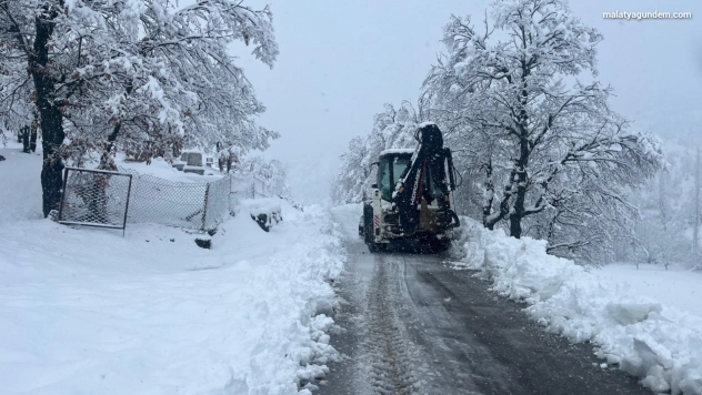 Doğanşehir'de Karla Mücadele Aralıksız Sürüyor