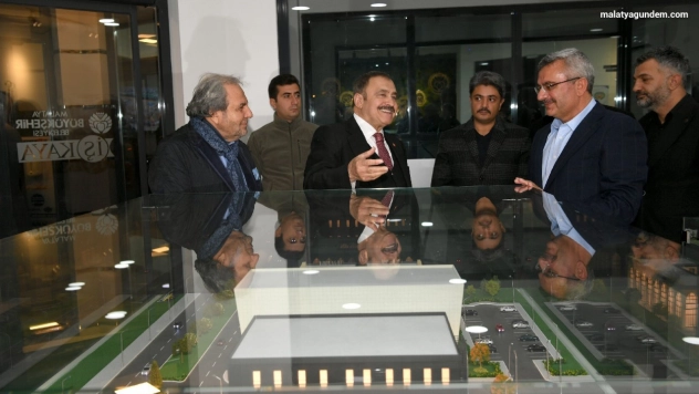 Eroğlu'ndan Dünya Kayısı Ticaret Merkezine övgü