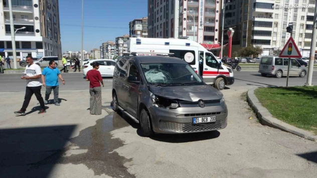 Hafif ticari aracın çarptığı anne ve 2 çocuğu ağır yaralandı