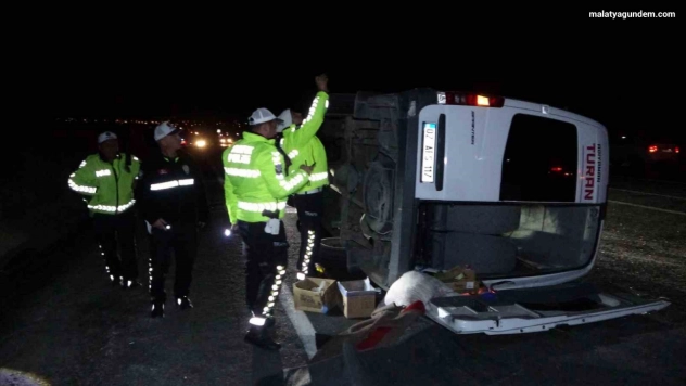 Hafif ticari araçla çarpışan tur midibüsü devrildi: 13'ü öğrenci 14 kişi yaralandı