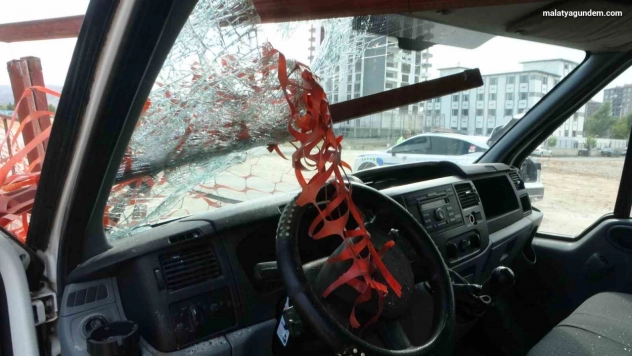 Kazada kafasına demir korkuluk saplanan sürücü kurtarılamadı