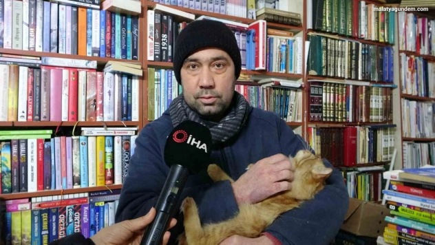 Konteynerde hayata tutunan sahaf, sokak kedilerini yalnız bırakmadı