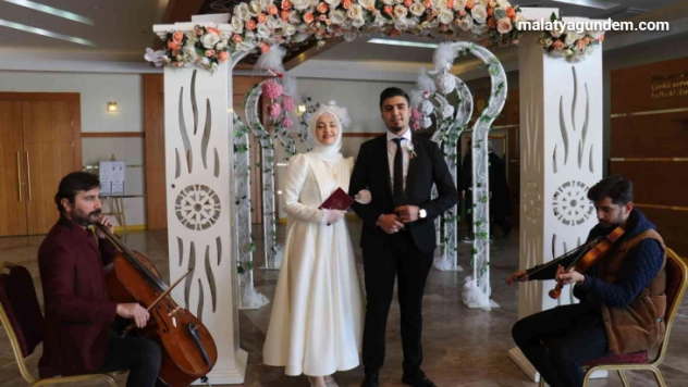 20 çift evlenmek için 14 Şubat'ı seçti