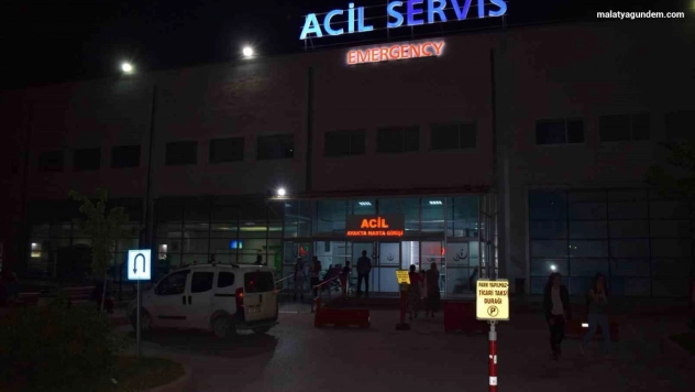 Kavgayı ayırmaya çalıştı bıçakla ağır yaralandı
