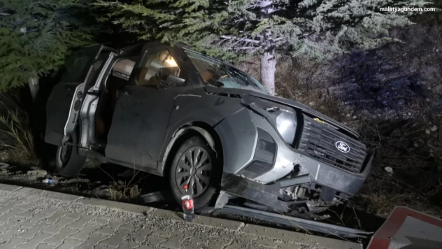 Hafif ticari araç refüje çarptı: 1 yaralı