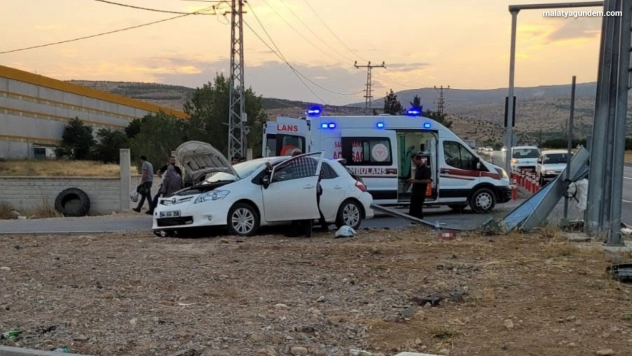 İki otomobil çarpıştı: 1 ölü, 2 yaralı