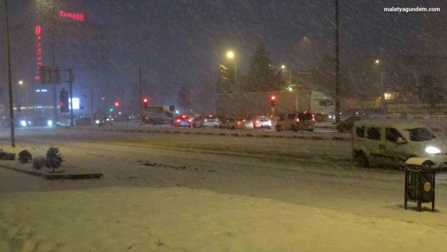 Malatya'da kar yağışı ulaşımda aksamalara yol açtı