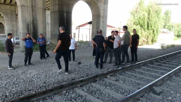 Yük treninin çarptığı kişi hayatını kaybetti