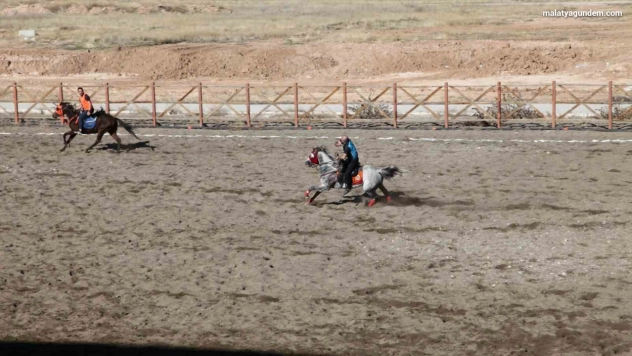 Yazıhan da ata sporu atlı cirit yaşatılıyor