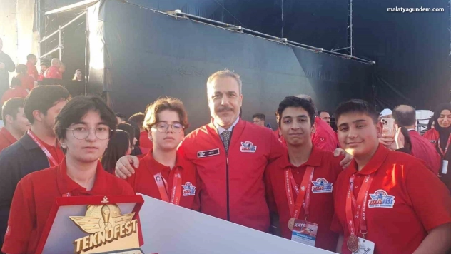 Öğrenciler Teknofest 2025 Kıbrıs Finalleri'nden Türkiye Şampiyonu olarak döndü