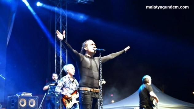 Ünlü sanatçı Kıraç, kiraz festivalinde sevenleriyle buluştu