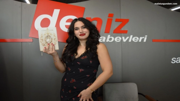 Yazar Ceren Melek'in imza gününe yoğun katılım, saatlerce sıra beklediler