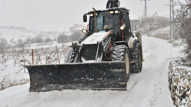 Yeşilyurt'ta karla mücadele aralıksız sürüyor