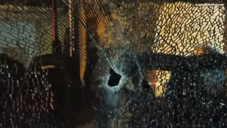 Çok sayıda yolcunun bulunduğu otobüse silahlı saldırı anı kamerada