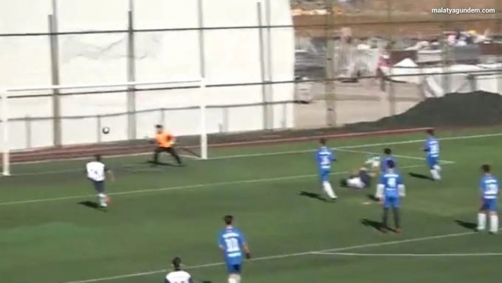Malatya'da okul sporları futbol müsabakasında ayakta alkışlanan gol